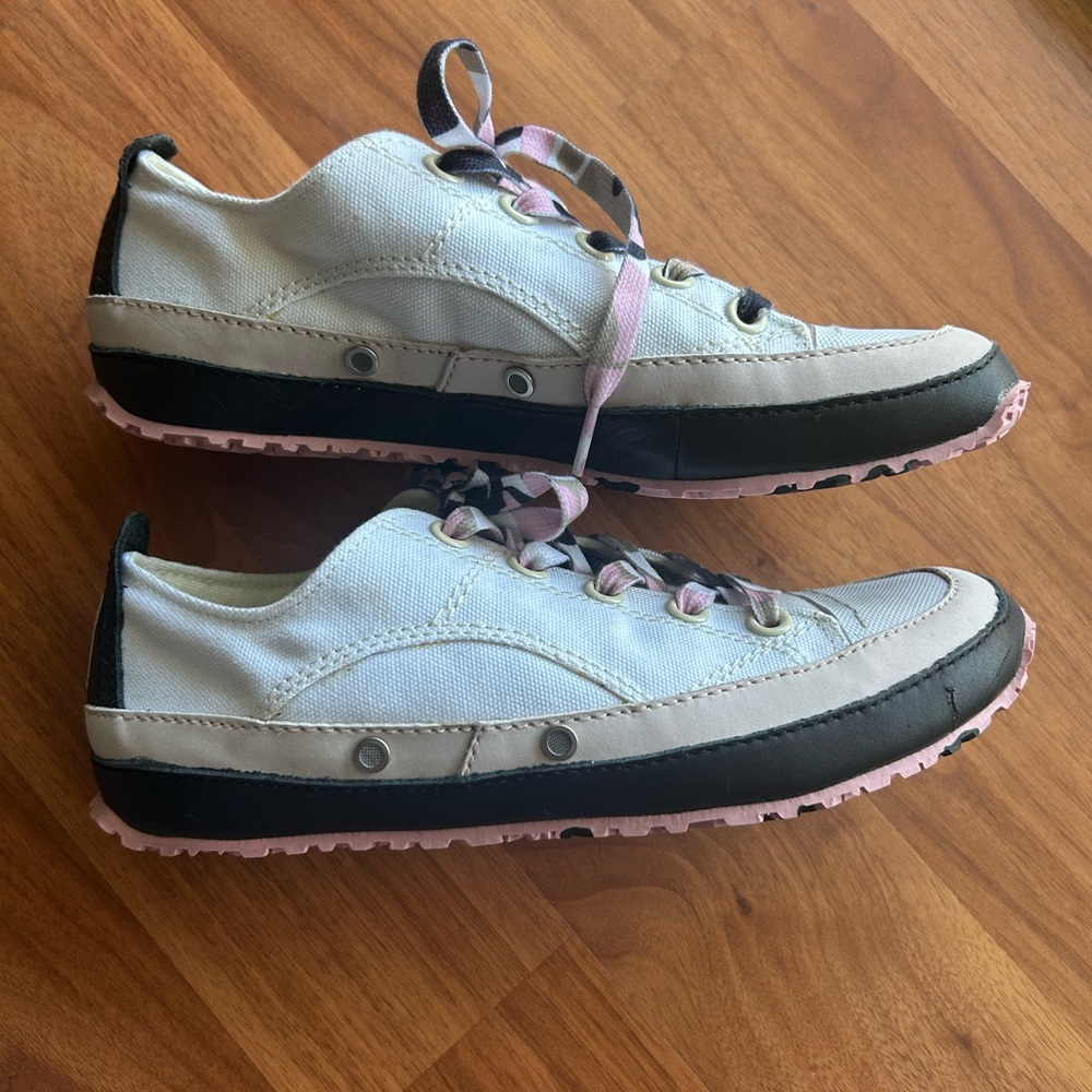 NWOB TRIPLE 5 SOUL- White Sneakers with Pink and Black Laces - Picture 2 of 5